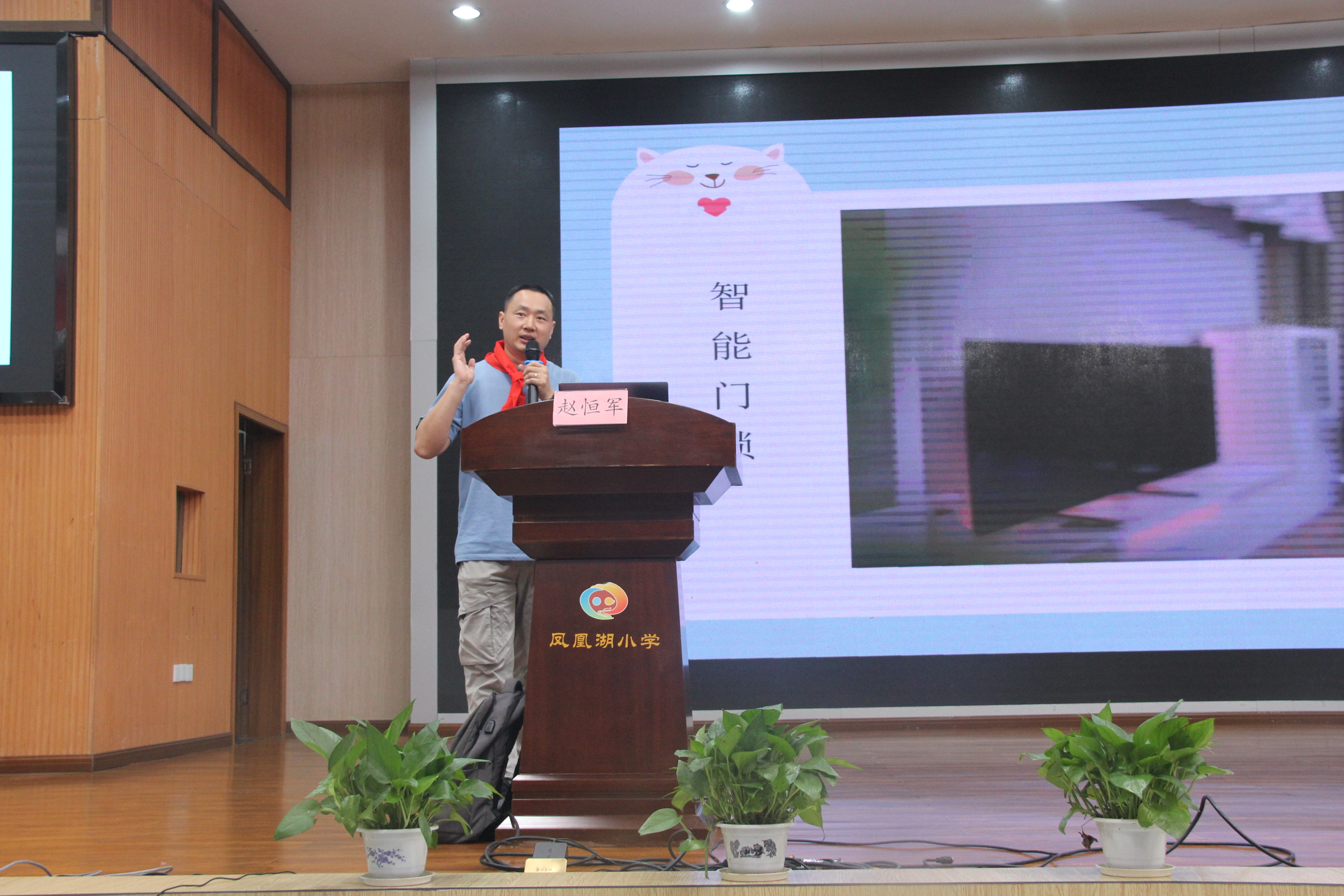 Dwly_1717144145574037885.jpg 赵老师认真讲解.jpg