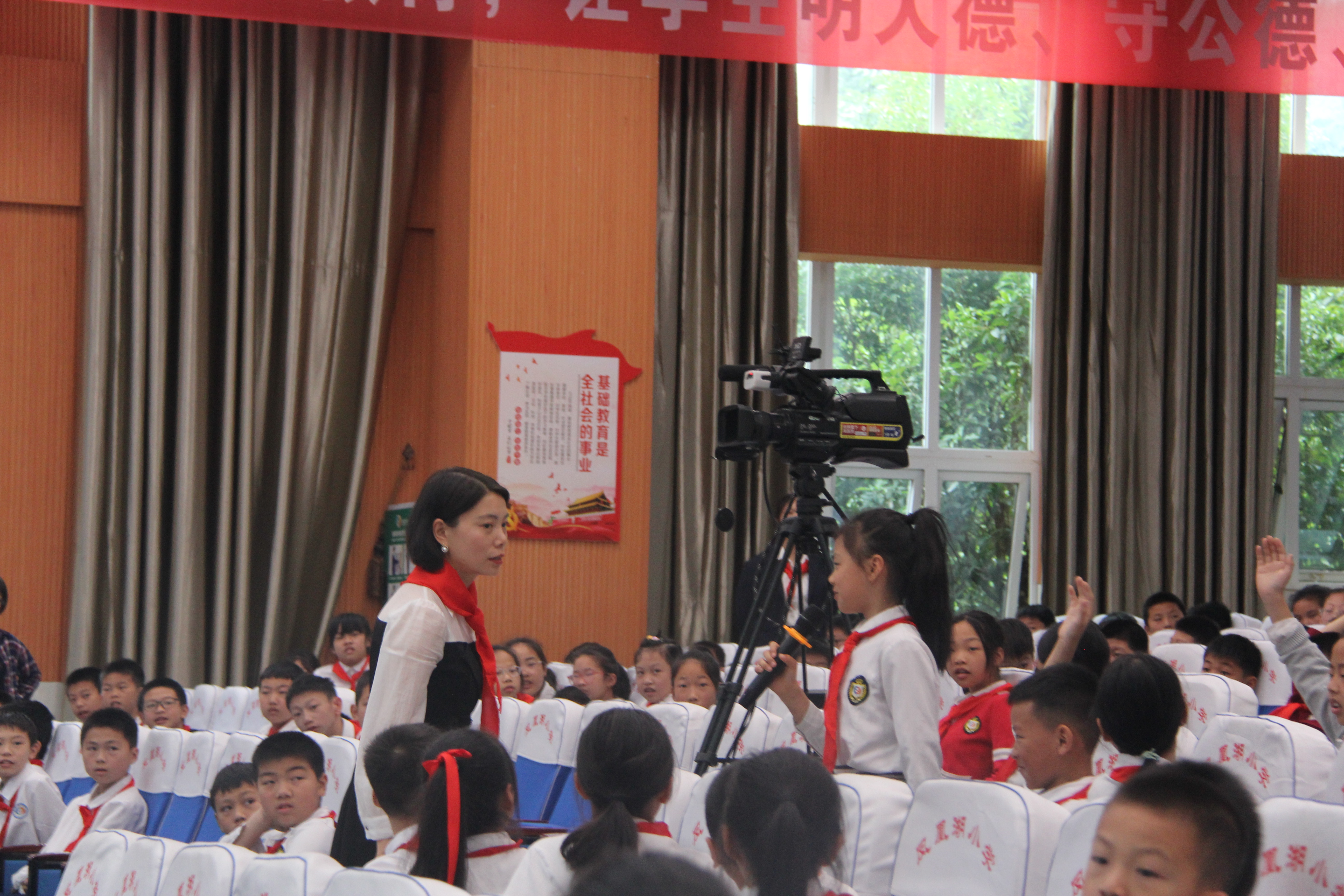 JORd_1717144337570061236.jpg 孩子们踊跃互动.jpg