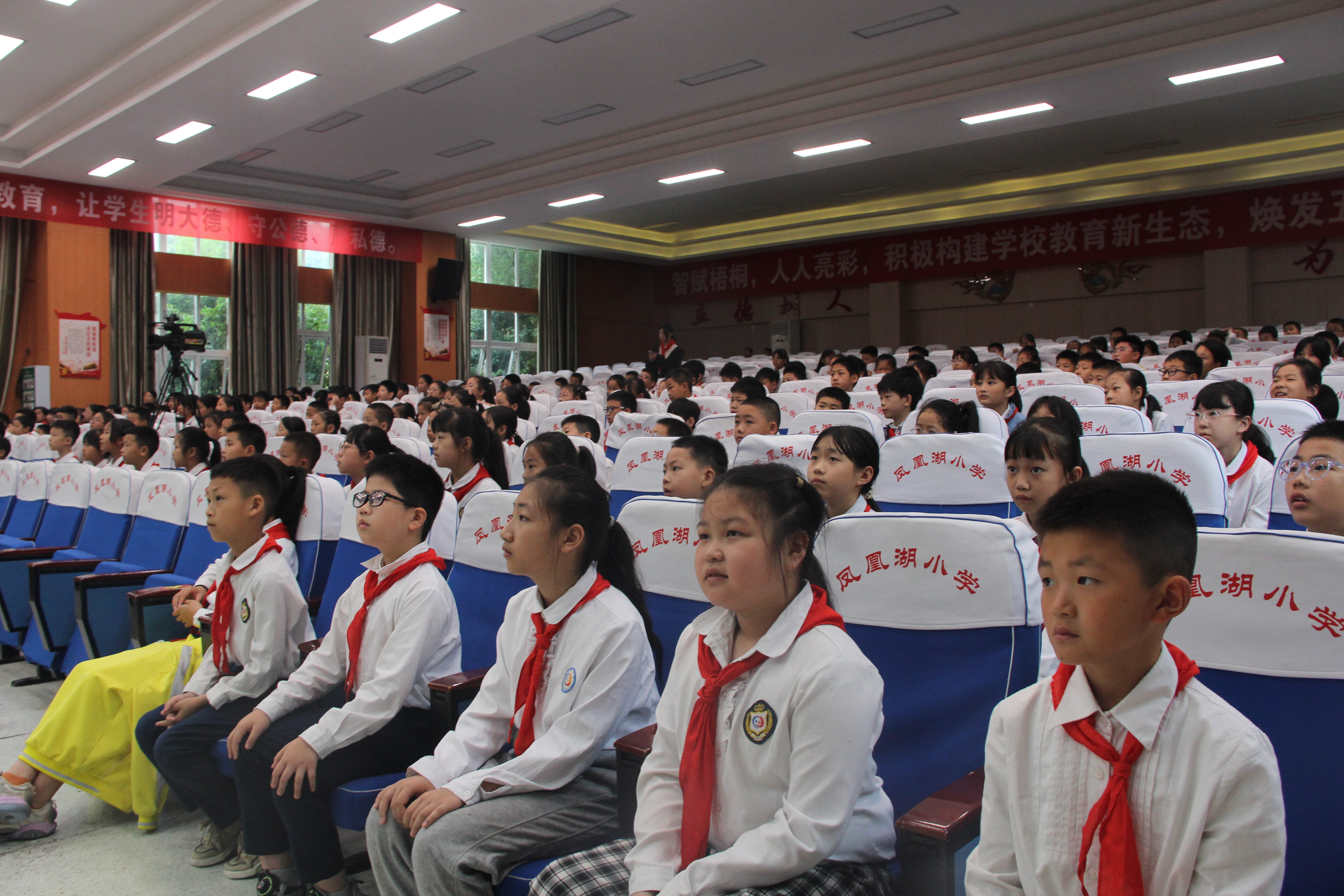 cbBK_1717144268631036252.jpg 孩子们认真听讲.jpg